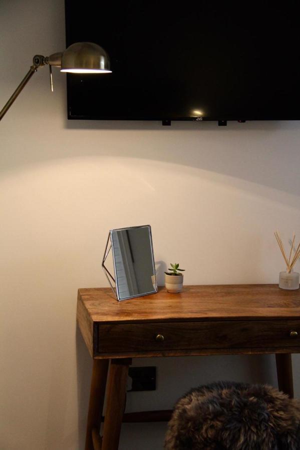 Upstairs At 33 - Self Check In Boutique Accommodation In Worcester Centre Exterior photo