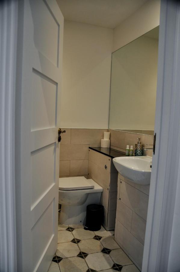 Upstairs At 33 - Self Check In Boutique Accommodation In Worcester Centre Exterior photo