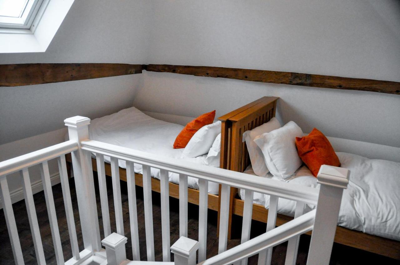 Upstairs At 33 - Self Check In Boutique Accommodation In Worcester Centre Exterior photo